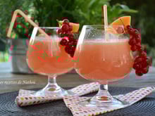 Boisson fraîche au melon et aux groseilles rouges