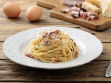 Les pâtes carbonara avec ou sans la crème ?