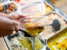 A-t-on le droit d'imposer sa propre boîte au serveur pour emporter ses restes au restaurant ?