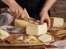 Couteaux à fromage : pourquoi la présence de trous n'est absolument pas un détail esthétique