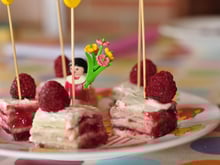 Mini sandwichs Harrys onctueux aux framboises & St Môret®