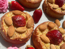 Moelleux roses aux fraises sechees et amandes