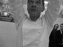 Œuf mollet sur un nid de jets de houblon