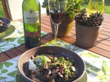 Œufs pochés au vin sur pain grillé