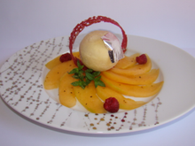 Mousse de melon à la verveine, sur un capaccio de melon au sirop  de meil de framboisier et poivre Malabar, tuile au jus de framboise