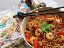 Nouilles sautées aux crevettes caramélisées