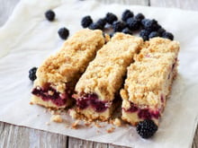 Oubliez les desserts compliqués et testez cette incroyable tarte aux mûres façon crumble