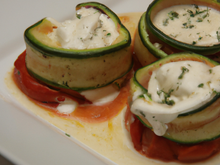 Aumônières de courgettes au chèvre frais, coulis de tomates et de poivron