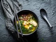Soir de flemme : 5 trucs à rajouter dans sa soupe miso toute faite