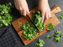 Pourquoi est-il important d’ajouter les herbes aromatiques seulement à la fin d’une recette ?