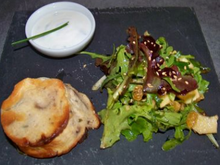 Flan frais de chévre aux olives et parmesan et petite salade pomme et sésame