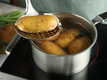 Pommes de terre : faut-il les cuire à l’eau, à la vapeur ou au four pour conserver un maximum les bienfaits ?