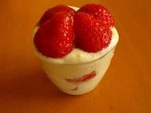 Verrine de fraises, crème au mascarpone, banane et fruits de la passion