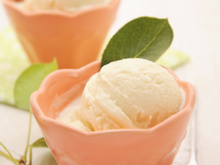 Crème glacée 'vegan' à la poire William,  amande blanche tofu soyeux et sirop d'agave