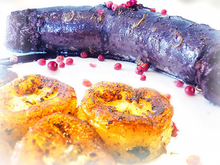 Boudin noir à la banane confite, crème balsamique, baies roses et poivre de Sechuan