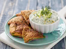Tzatziki d'hiver : ce légume de saison inattendu à mettre dans la recette pour remplacer le concombre