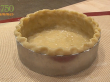 Abaisser et chiqueter une pâte à tarte