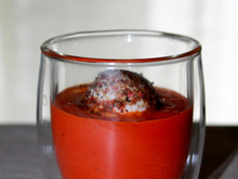 Soupe froide de poivron grillé, fromage de chèvre frais