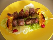 Brochettes sucreés-salées de canard marinées à l'orange