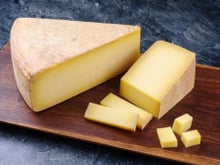 Est-ce bon ou mauvais pour la santé de manger la croûte du fromage ? Voici l’avis de cette diététicienne