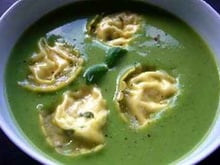 Soupe de petits pois et courgettes aux raviolis de ricotta