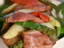 Bruschetta d'aiguillette de canard, asperges du Blayais, tomates et Ossau Iraty