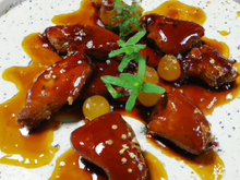 Suprêmes de canetons caramélisés au miel d'acacia et épices.