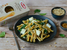 Casarecce de pois chiches, pousses d'épinards, pignons de pin et feta rôtie