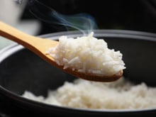Ajouter quelques gouttes de cet ingrédient que l’on a tous dans sa cuisine permet à votre riz de ne jamais coller !