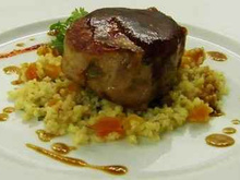 Crépinette de carré d'agneau au chorizo grillé, jus « raz el hanout » et boulgour aux abricots séchés