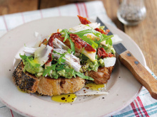 Tartine avocat Hass du Pérou, poulet tomates
