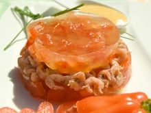 Tomates aux crevettes grises restructurées