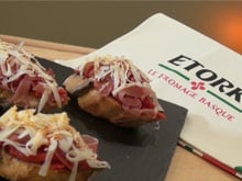 Crostini piquillos, jambon de Bayonne et Etorki