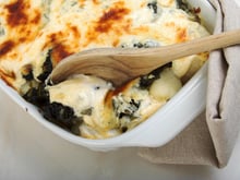 Gratin de pommes de terre et d'épinards au fromage à raclette