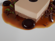 Flan de haricots blancs, crème de pruneaux et gelée chocolat