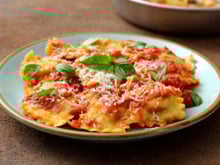 Le chef italien Simone Zanoni partage sa recette pour les meilleures pâtes à la sauce tomate de votre vie !