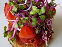 Sablé basilic, sublime de tomate et caramel d'oignons