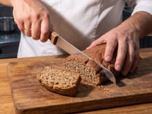 Ce n'est pas de la magie, juste une super recette : voici le pain sans gluten le plus facile du monde prêt en 15 minutes (et avec peu d'ingrédients !)