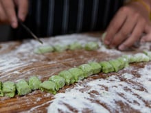 Ultra facile : faites ces gnocchis aux petits pois sans pommes de terre ni oeufs !