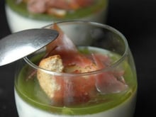 Panna cotta aux petits pois et parmesan, jus épinards, ail, menthe
