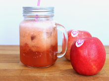Jus de pomme Pink Lady® et fraises pochées