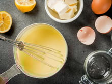 Tuto : voici la technique à suivre pour faire une sauce hollandaise maison !
