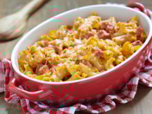 Gratin de pâtes au jambon assaisonné d'une pointe de noix de muscade