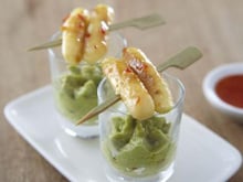 Verrine de guacamole et quenelle poêlée à l'aigre doux