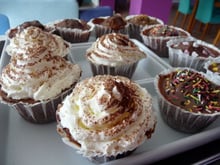 Cupcake chocolat, ganache Milka, nuage de Chantilly