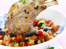 Carré d'agneau rôti à la fleur de sel de pamplemousse de Floride, légumes croquants au miel de thym