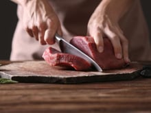 Cette erreur que l’on fait tous avec son couteau quand on découpe de la viande (et qui peut nous rendre malade)