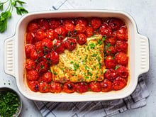 Le dîner parfait des retours de plage : cette feta rôtie aux tomates cerises se prépare en 3 minutes chrono