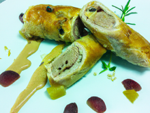 Nems au confit de canard cylindres de poires sauce roquefort