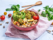 Salade de quinoa aux falafels, crudités et féta